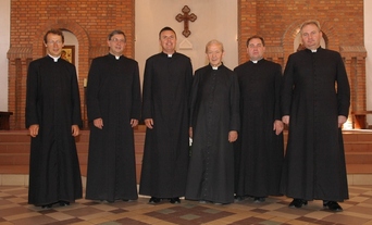 Zdjęcie obecnych i byłych duszpasterzy naszej parafii (2008)